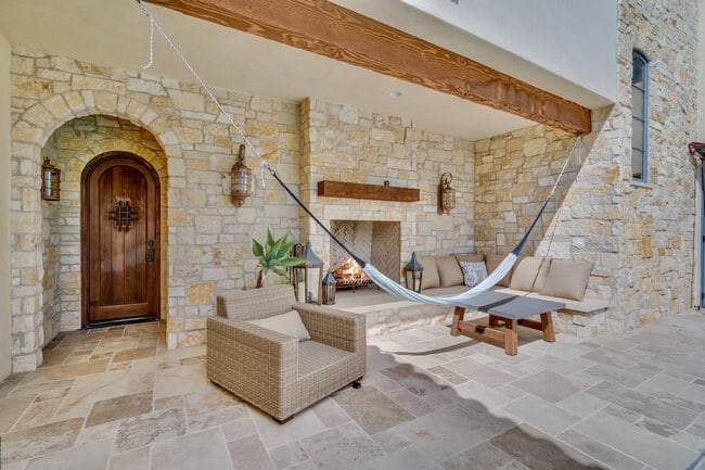 El Mirlo completed interior 7