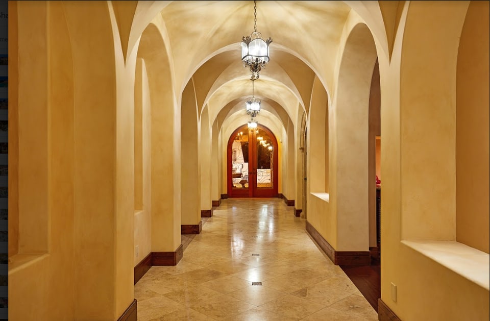 Lago Lindo entry corridor with groin-vaulted ceilings