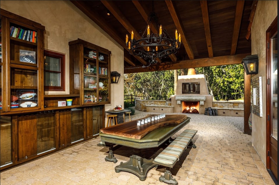 Lago Lindo covered outdoor living and barbecue area